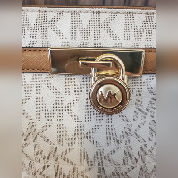 MICHAEL KORS  Hamilton Traveler Medium Top Zip Messenger Bag - Picture 9 of 14